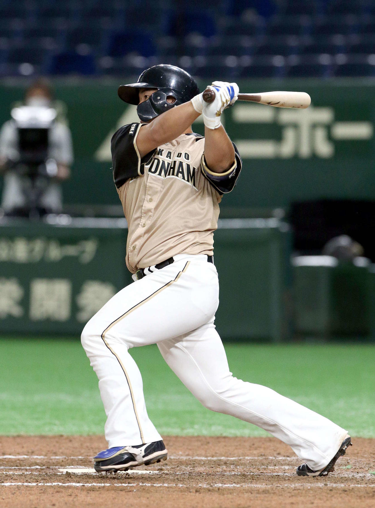 巨人対日本ハム　7回裏日本ハム2死三塁、横尾は左前適時打を放つ（撮影・佐藤翔太）