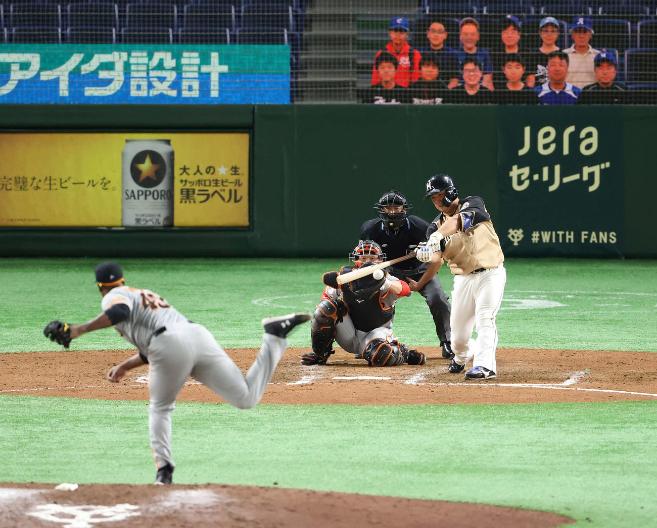巨人対日本ハム　7回裏日本ハム2死三塁、左前適時打を放つ横尾（撮影・江口和貴）