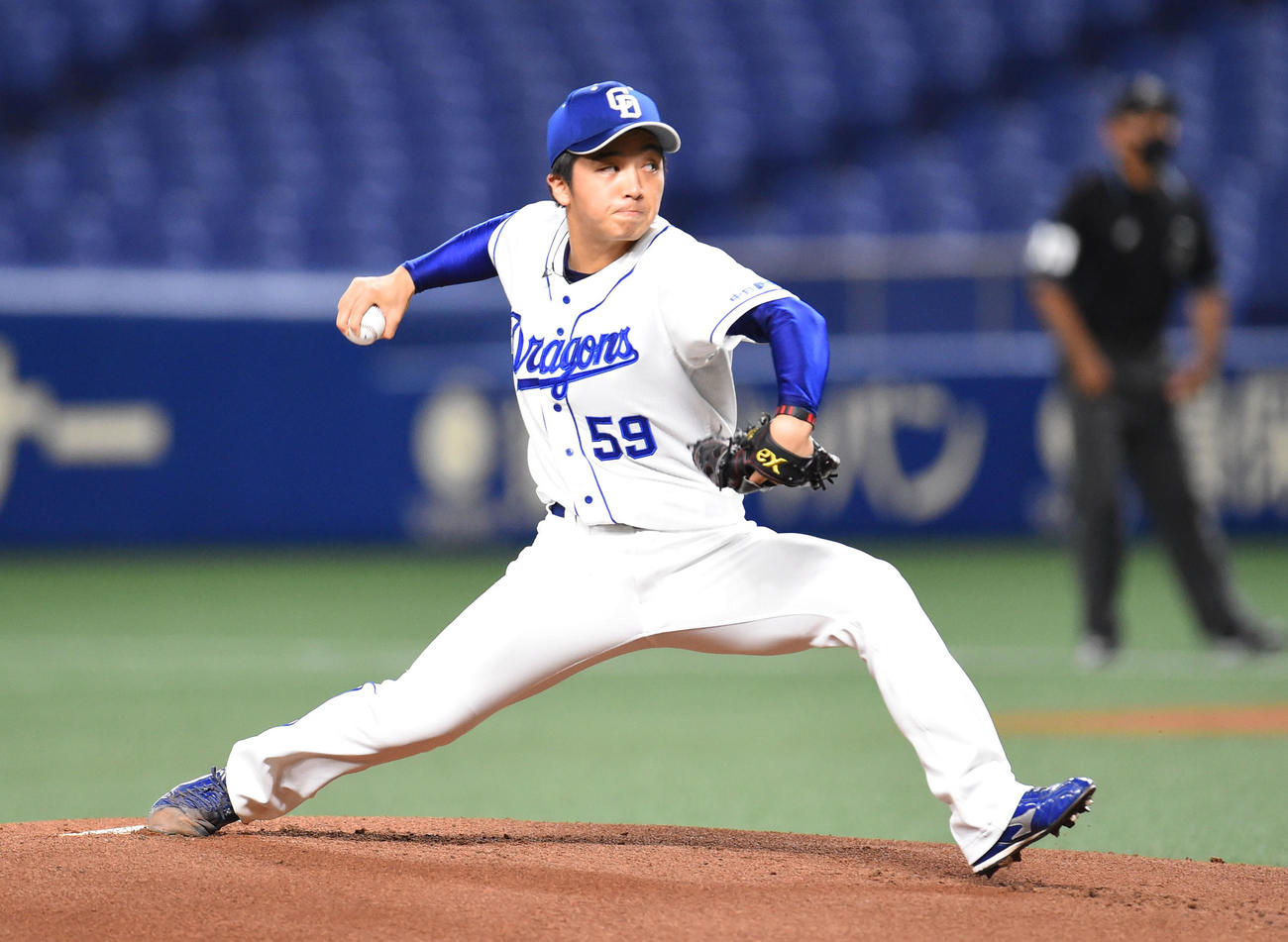 中日対DeNA　1回表、先発の中日山本（撮影・森本幸一）