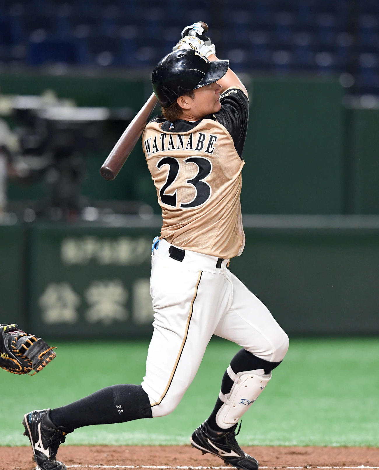 巨人対日本ハム　1回裏日本ハム2死二塁、中前適時二塁打を放つ渡辺（撮影・たえ見朱実）