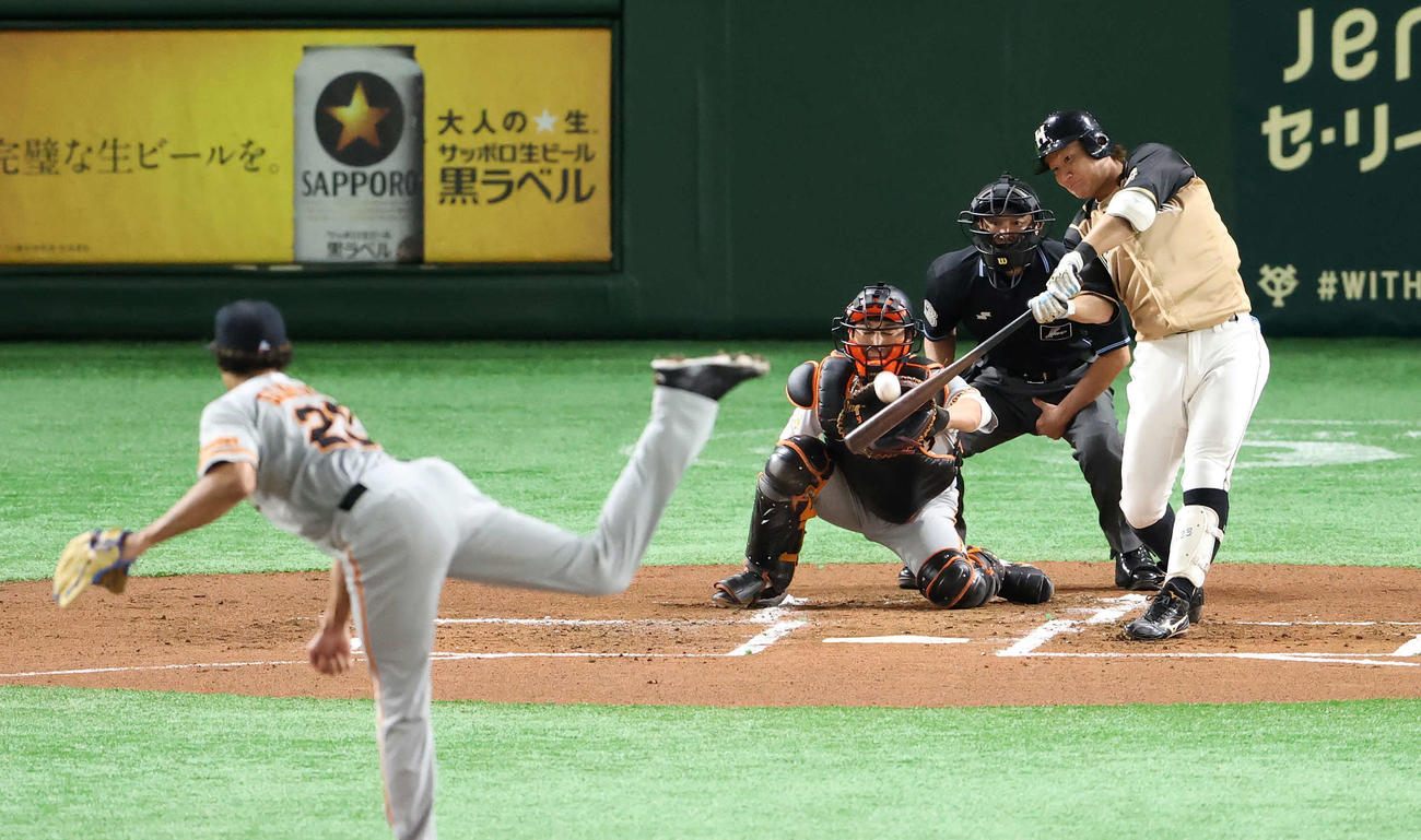巨人対日本ハム　1回裏日本ハム2死二塁、適時二塁打を放つ渡辺。投手サンチェス（撮影・江口和貴）