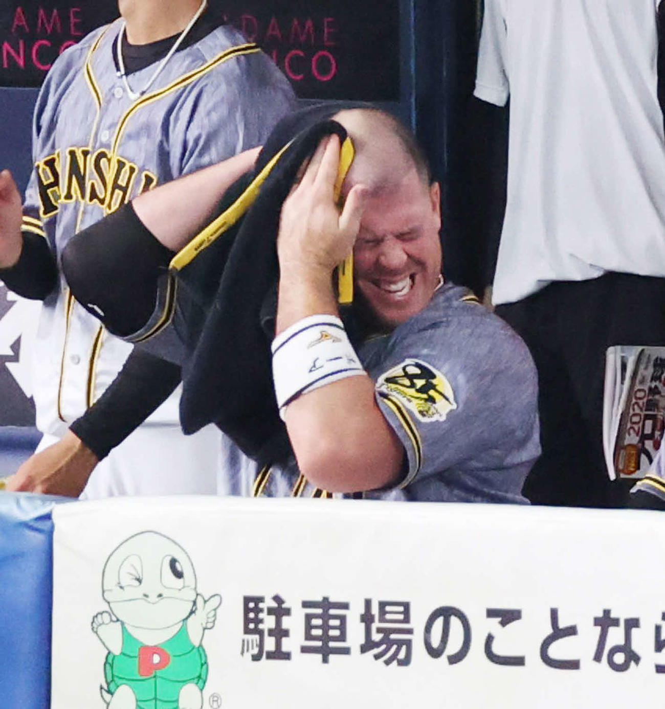 オリックス対阪神　4回、中飛に倒れベンチで汗をぬぐうボーア（撮影・清水貴仁）