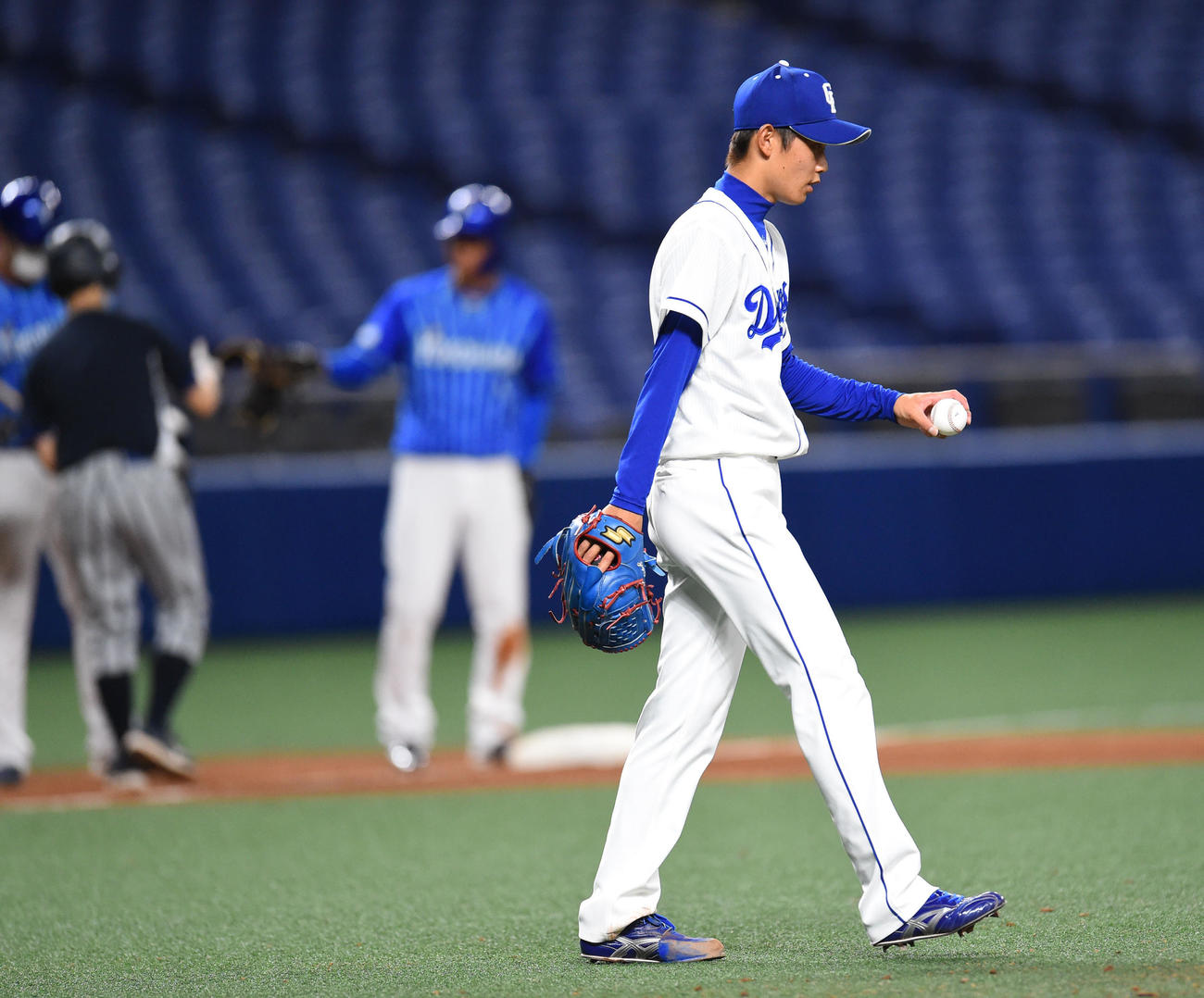 中日対DeNA　9回表DeNA2死一、二塁、大和に逆転の右中間2点適時三塁打を浴びた岡田（撮影・森本幸一）