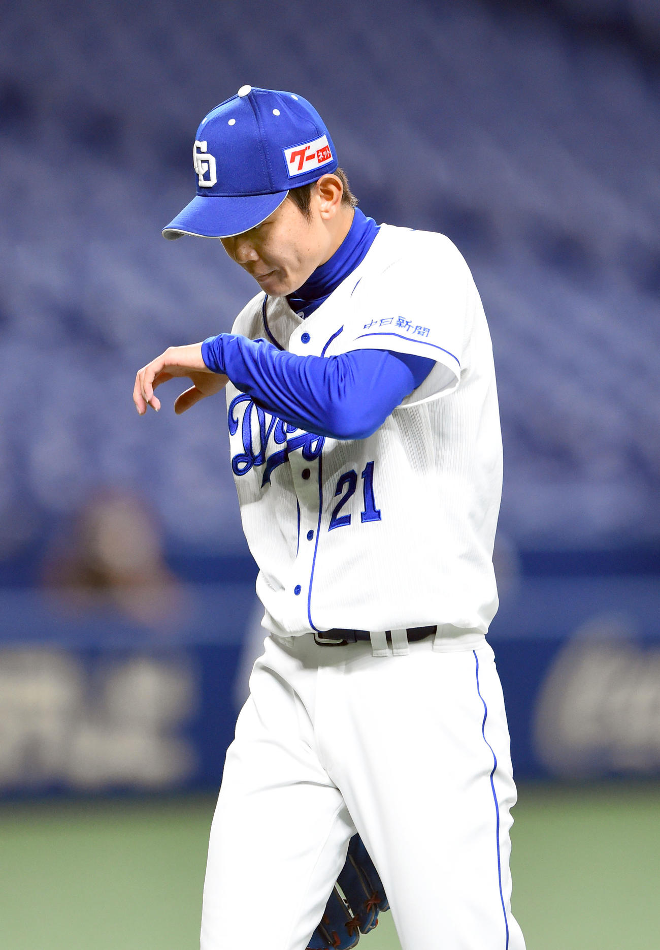中日対DeNA　9回表DeNA攻撃終了、うつむきながらベンチへ戻る岡田（撮影・森本幸一）