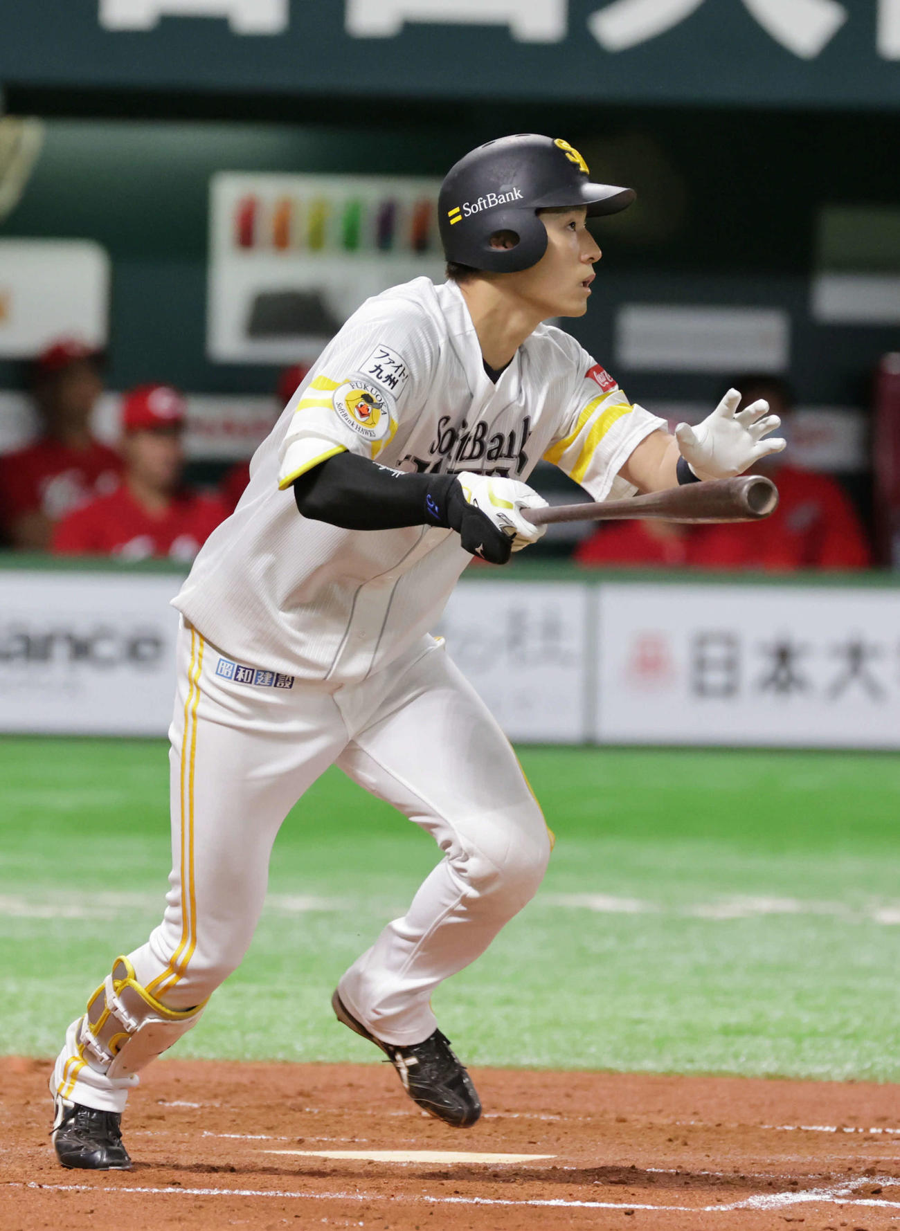 練習試合ソフトバンク対広島　2回裏ソフトバンク1死二塁、上林は右適時二塁打を放つ（撮影・加藤孝規）