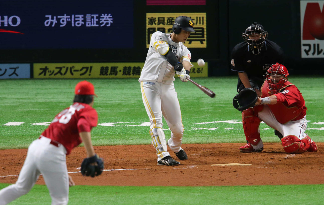 ソフトバンク対広島　　4回裏ソフトバンク1死一、三塁、上林は右前適時打を放つ。投手は床田（撮影・菊川光一）