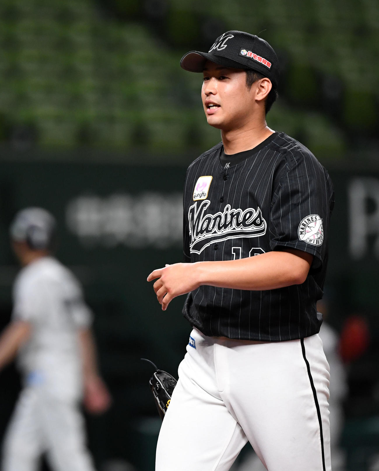 西武対ロッテ　1回裏を終えベンチへ引きあげるロッテ種市（撮影・横山健太）