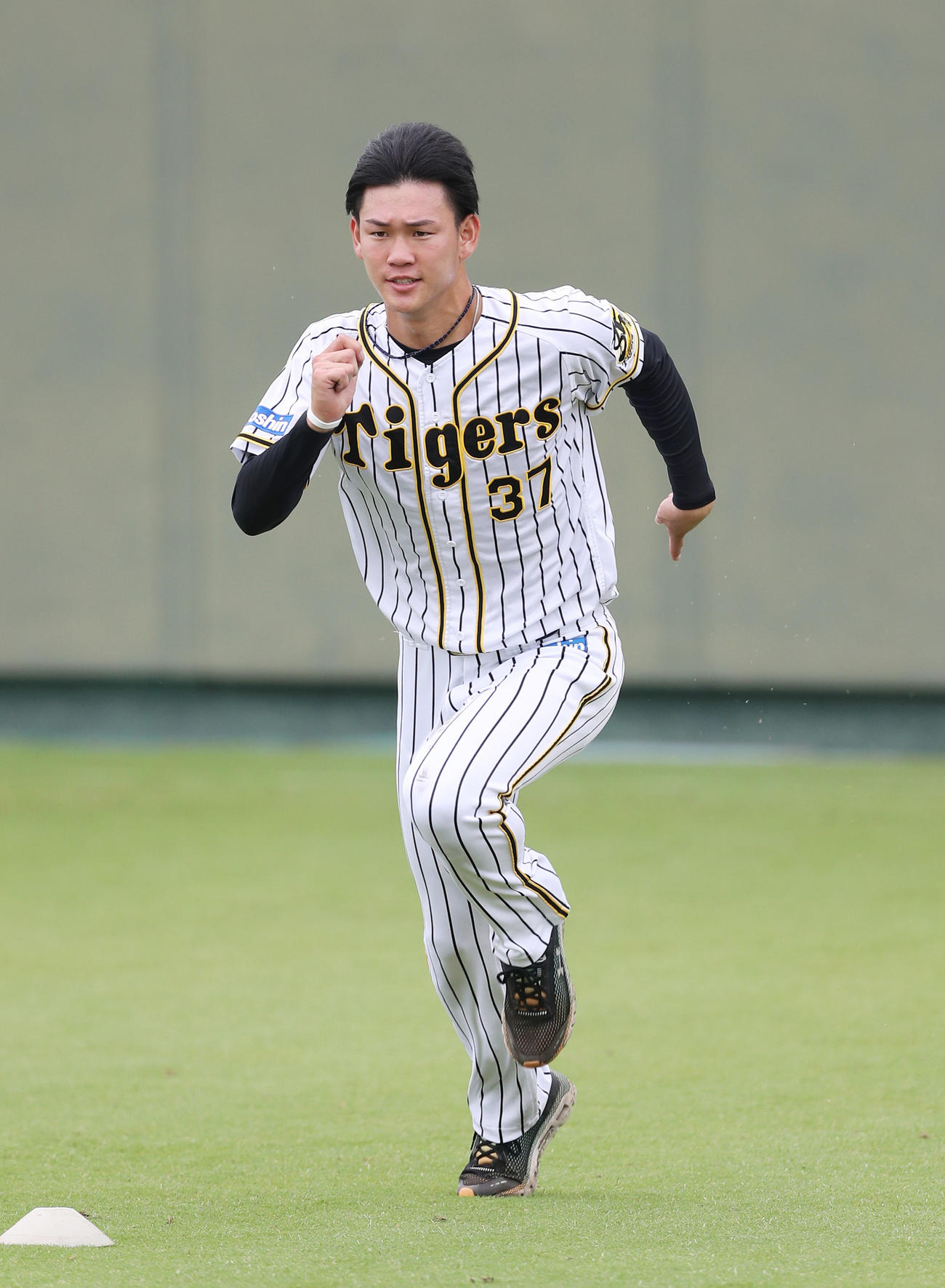 外野でダッシュを繰り返す阪神及川（撮影・前田充）