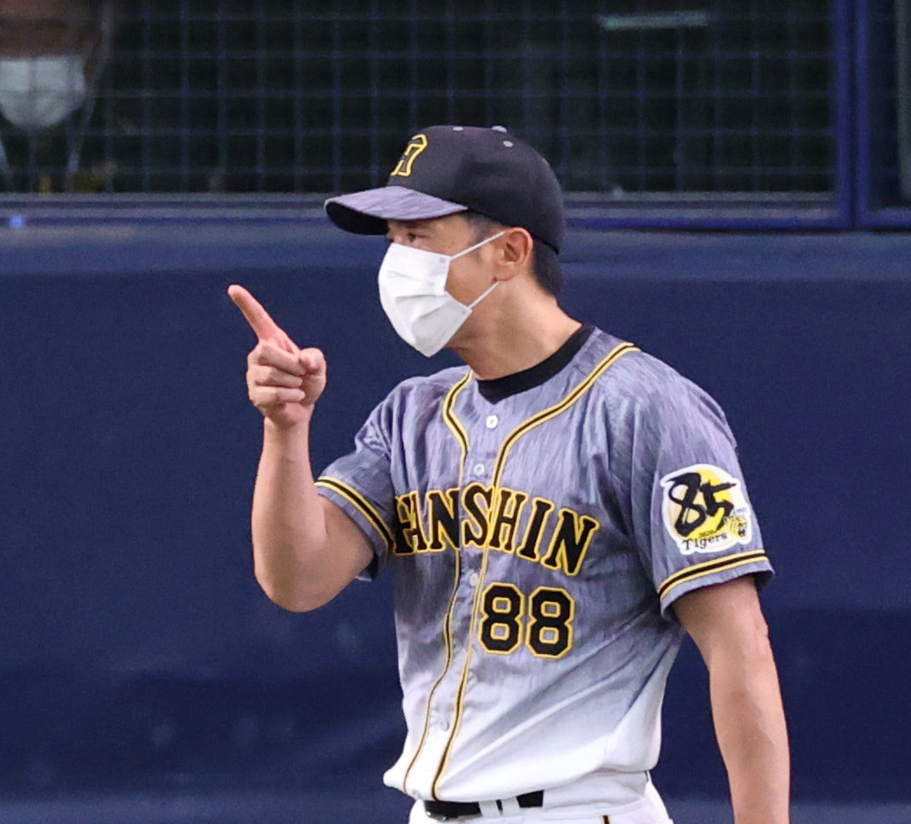 6回裏オリックス、選手交代を告げる矢野監督（撮影・清水貴仁）