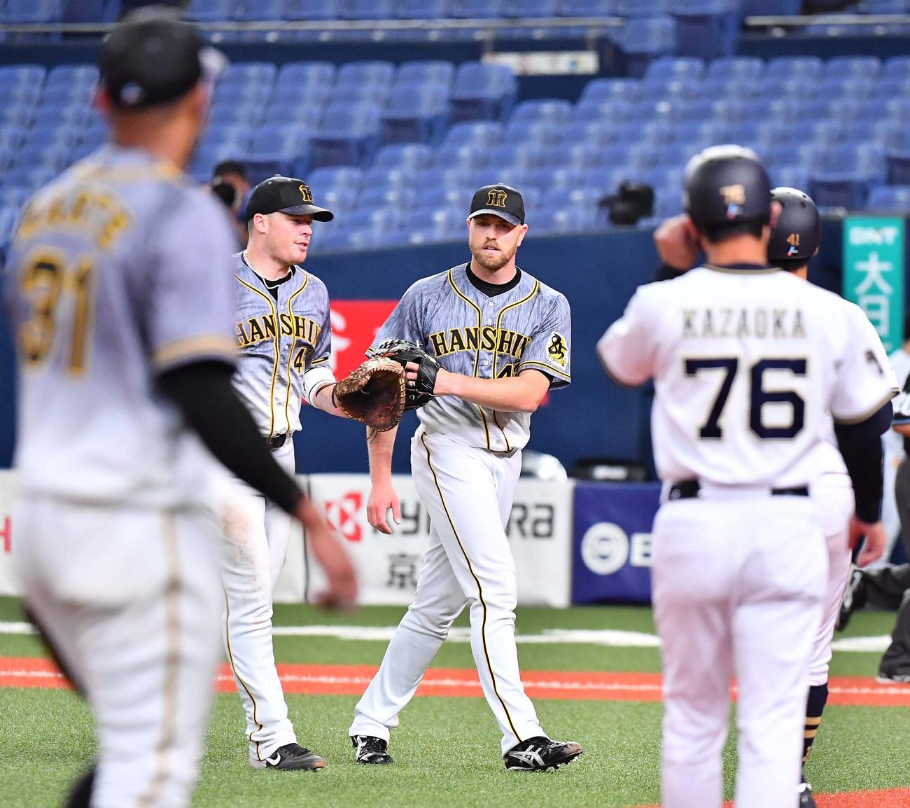 オリックス対阪神　オリックスと引き分けジャスティン・ボーアとグラブタッチするジョン・エドワーズ（撮影・上田博志）