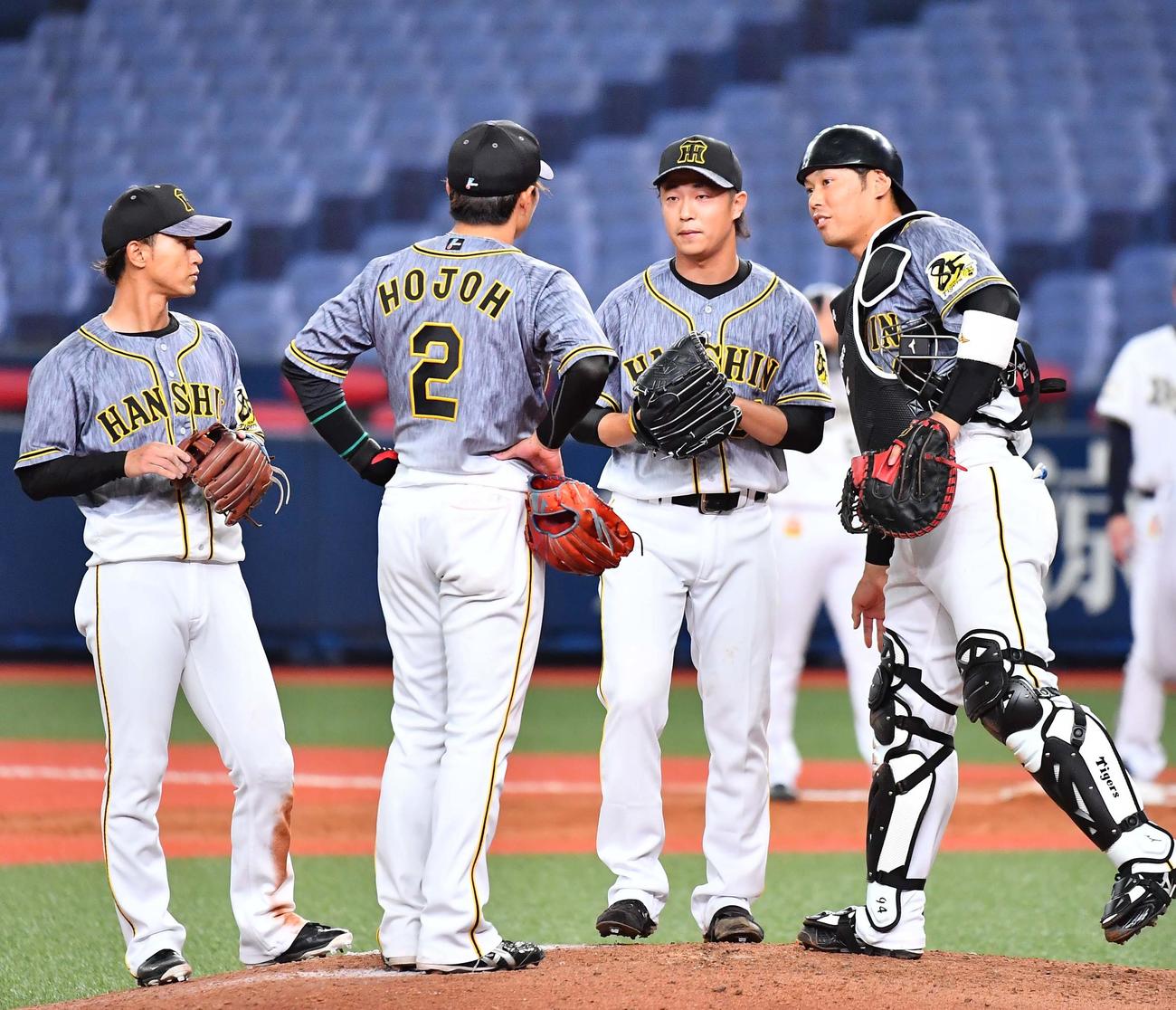 オリックス対阪神　島本浩也（右から2人目）に声を掛ける阪神ナイン（撮影・上田博志）