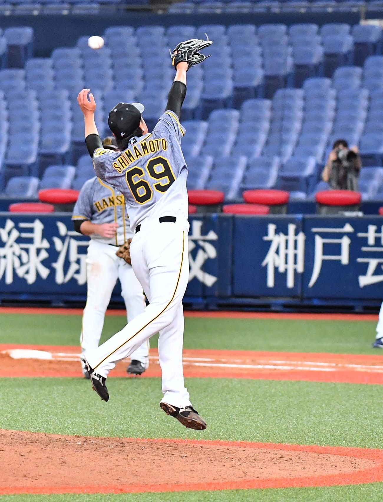 オリックス対阪神　8回裏オリックス1死一塁、広沢伸哉の打球に飛びつくも安打を許す島本浩也（撮影・上田博志）