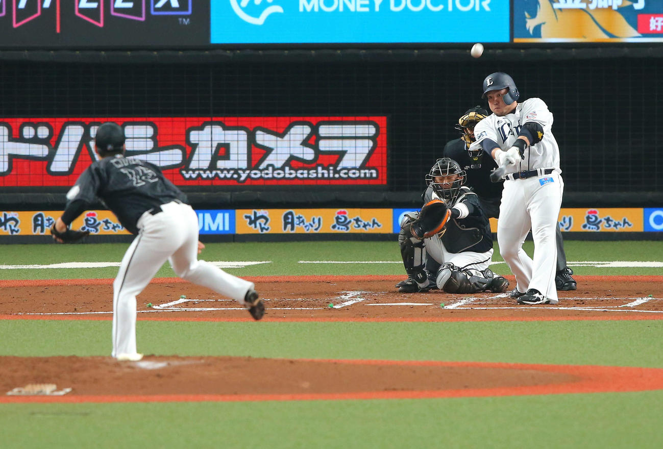 西武対ロッテ　1回裏西武1死一、二塁、左中間に先制3点本塁打を放つ山川。投手美馬（撮影・河田真司）