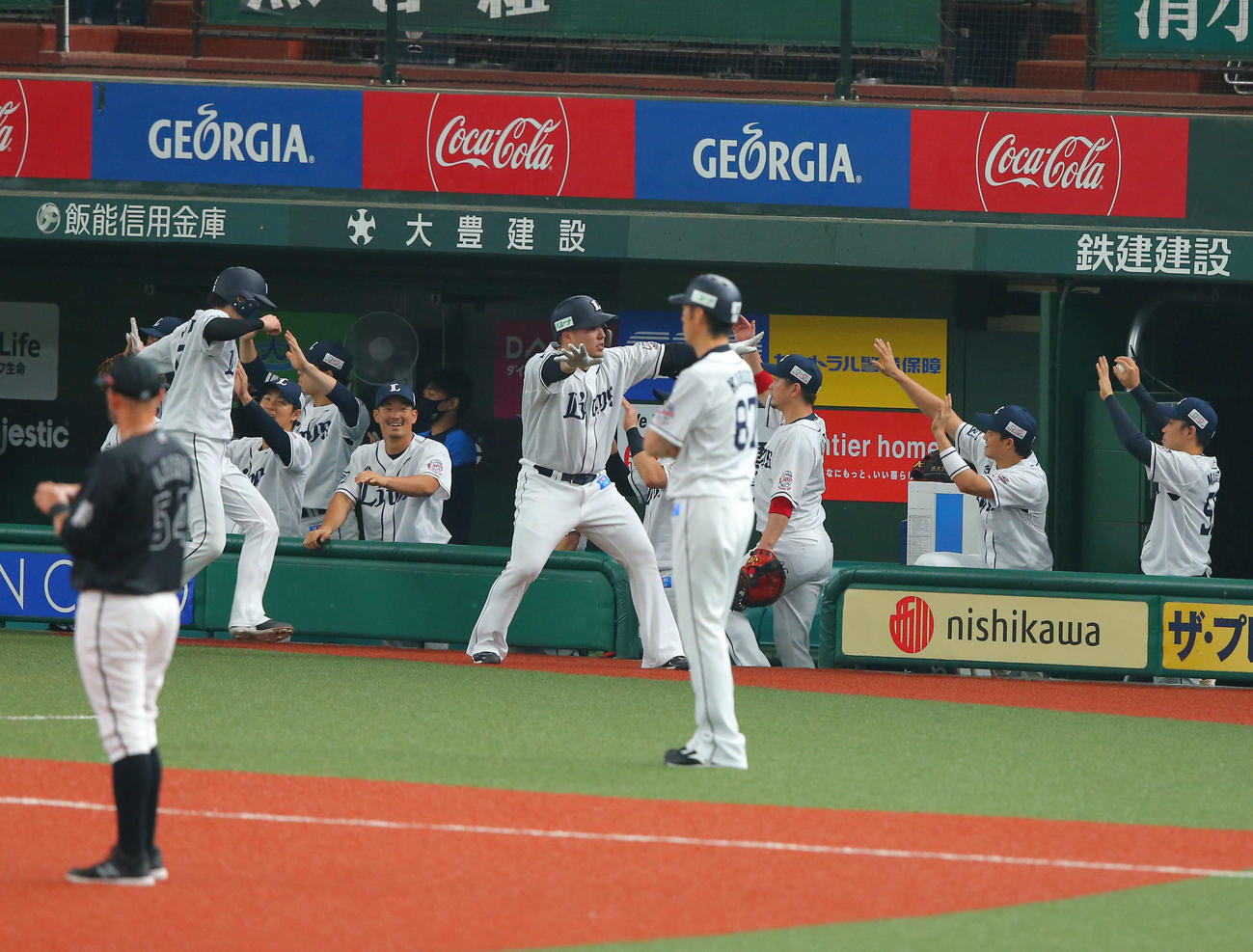 西武対ロッテ　1回裏西武1死一、二塁、先制3点本塁打を放ち生還した山川は「どすこいポーズ」を披露（撮影・河田真司）　