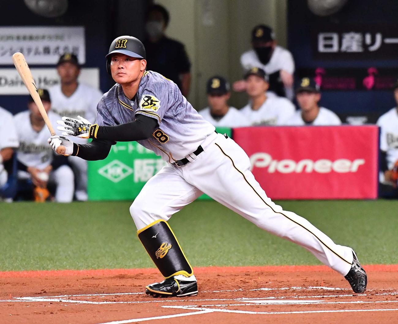 オリックス対阪神　1回表阪神1死一、二塁、左翼線へ適時二塁打を放つ福留（撮影・上田博志）
