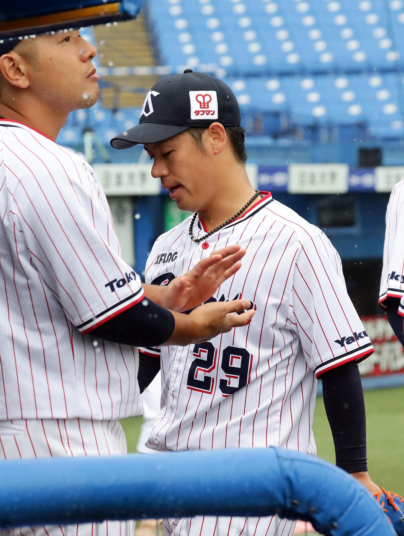 ヤクルト対楽天　2回裏楽天に2点を先制され、雨がしたたるベンチにうつむき気味に戻る小川（撮影・浅見桂子）