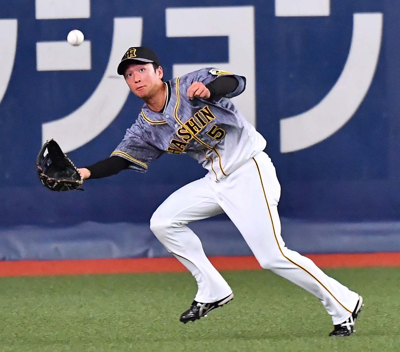 オリックス対阪神　2回裏オリックス2死満塁、後藤駿太の中飛を好捕する近本光司（撮影・上田博志）