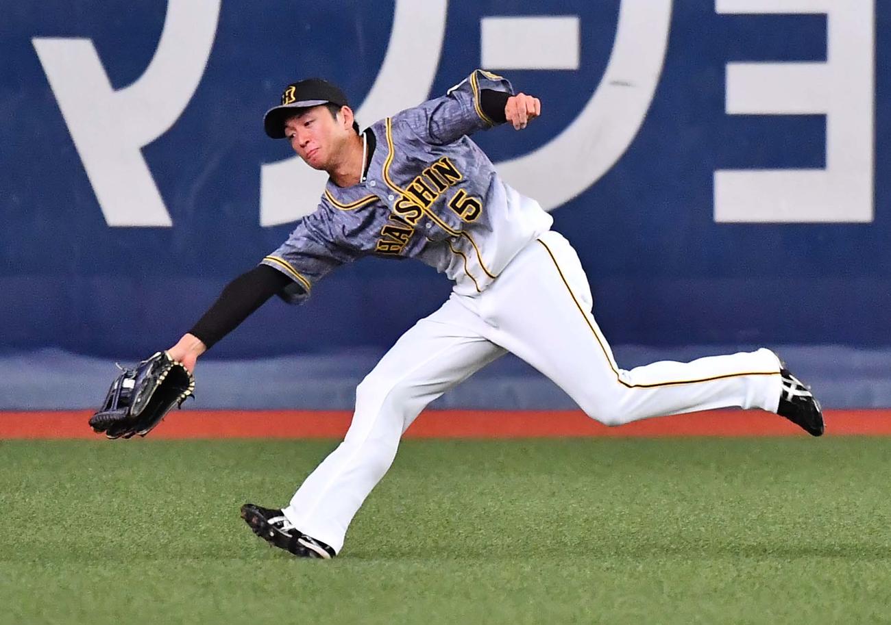 オリックス対阪神　2回裏オリックス2死満塁、後藤駿太の中飛を好捕する近本光司（撮影・上田博志）