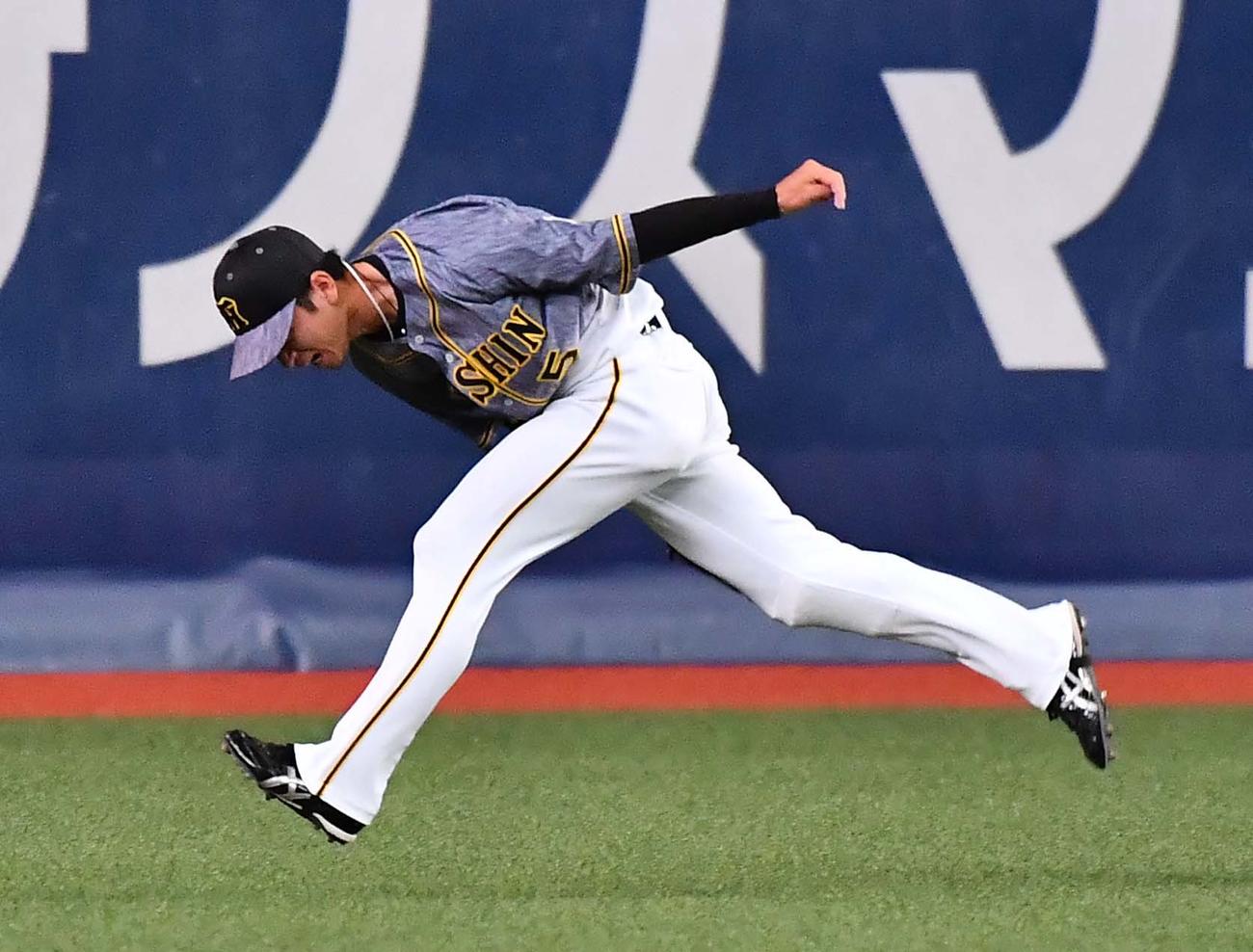 オリックス対阪神　2回裏オリックス2死満塁、後藤駿太の中飛を好捕する近本光司（撮影・上田博志）