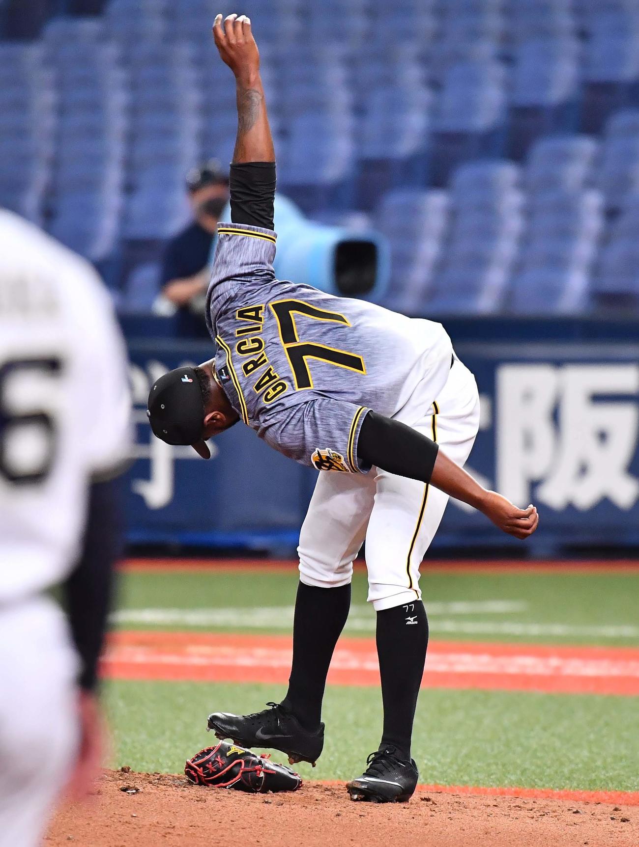 オリックス対阪神　3回裏オリックス無死二塁、T－岡田の打球をグラブではじきグラブを落として痛がるオネルキ・ガルシア（撮影・上田博志）