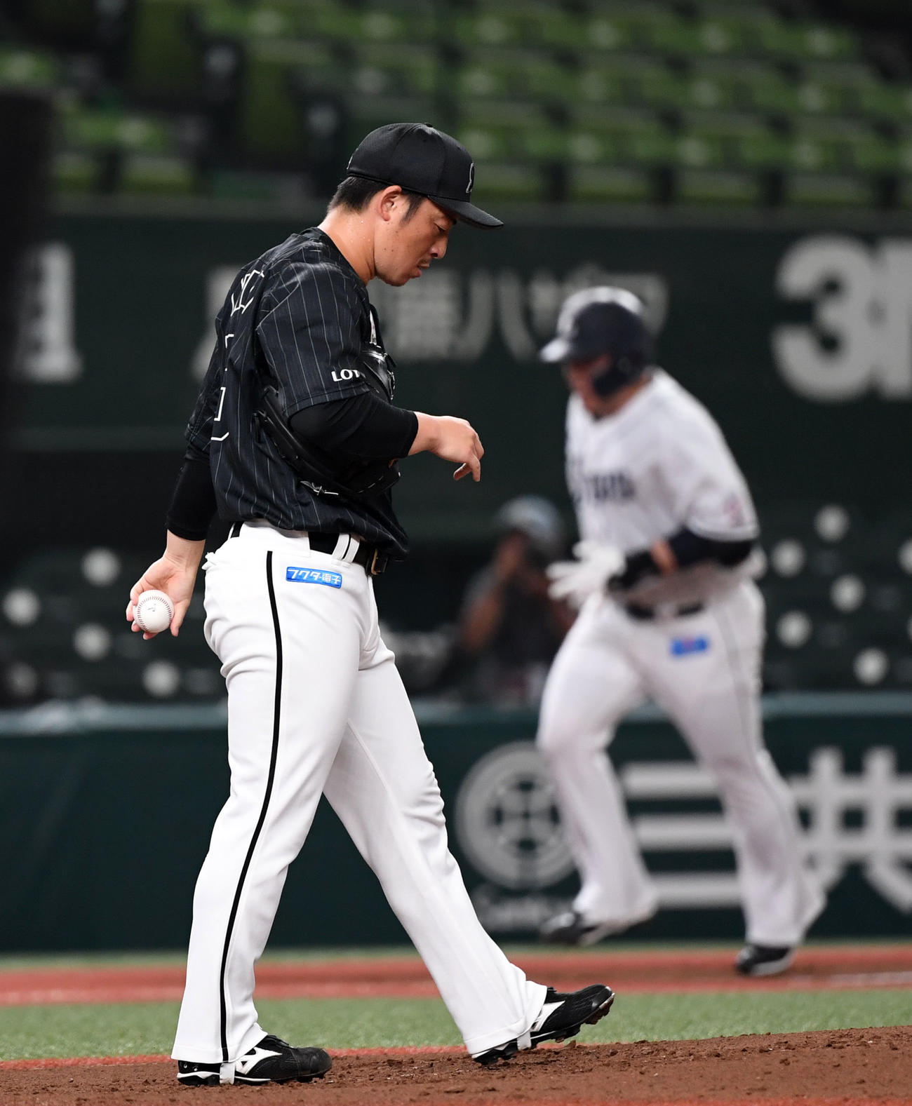 西武対ロッテ　1回裏西武1死一、二塁、山川（奥）に左越え3点本塁打を浴び肩を落とす美馬（撮影・横山健太）