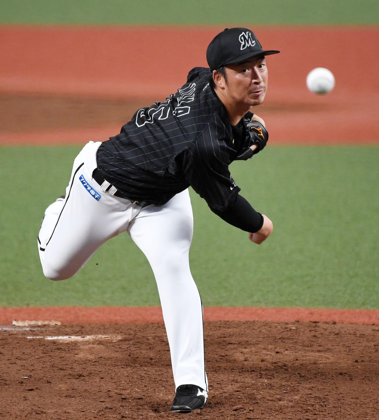 西武対ロッテ　力投するロッテ先発の美馬（撮影・横山健太）