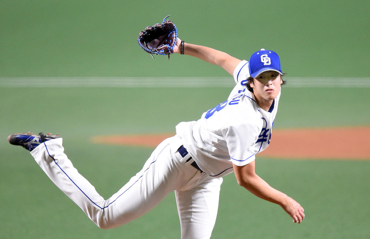 プロ野球練習試合　中日対DeNA　1回表、先発登板する中日・梅津晃大（撮影・森本幸一）
