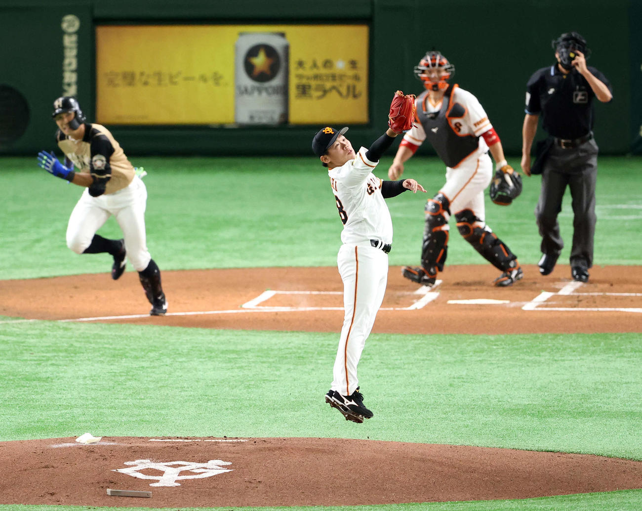巨人対日本ハム　1回表日本ハム1死、大田（左）を投ゴロに仕留める田口（撮影・江口和貴）