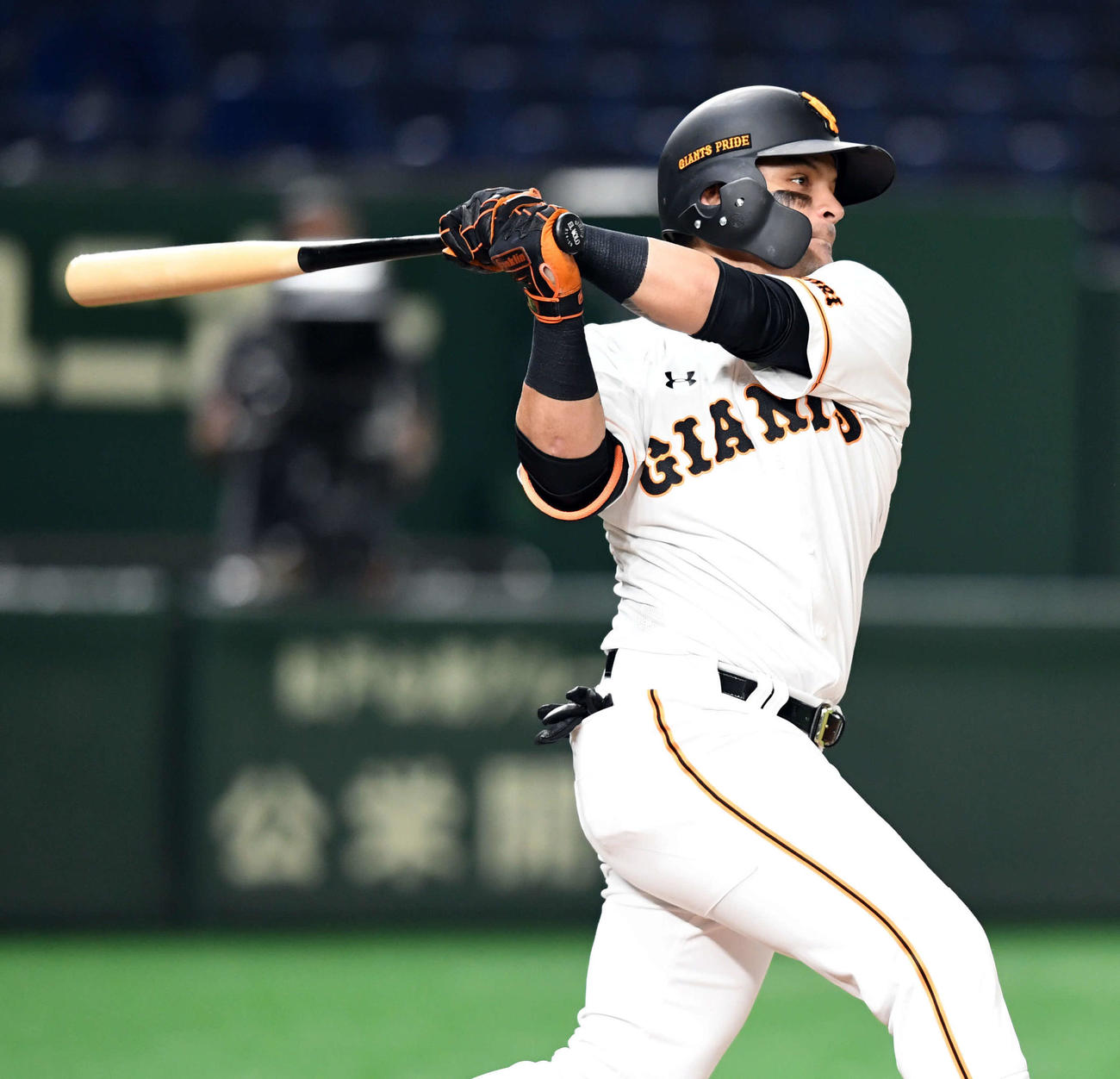 巨人対日本ハム　3回裏巨人無死一塁、右前二塁打を放つパーラ（撮影・たえ見朱実）