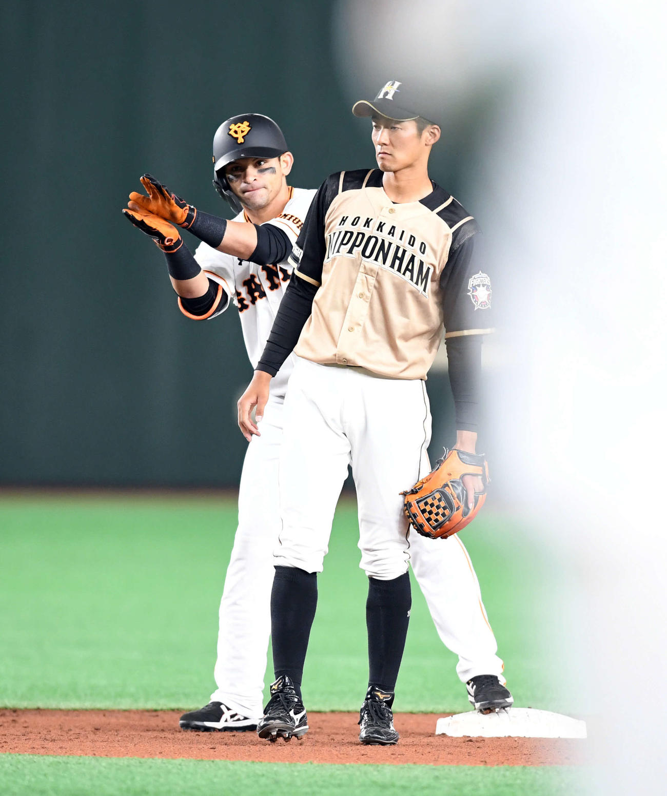 巨人対日本ハム　3回裏巨人無死一塁、右前二塁打を放ちポーズを決めるパーラ（撮影・たえ見朱実）