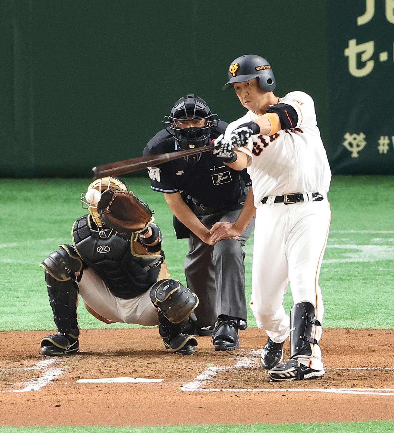 巨人対日本ハム　2回裏巨人1死、中前打を放つ中島（撮影・江口和貴）
