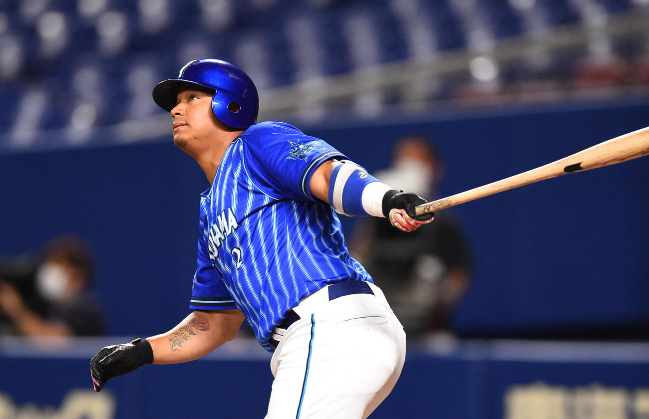 プロ野球練習試合　中日対DeNA　2回表DeNA無死、左越え本塁打を放ったホセ・ロペス（撮影・森本幸一）