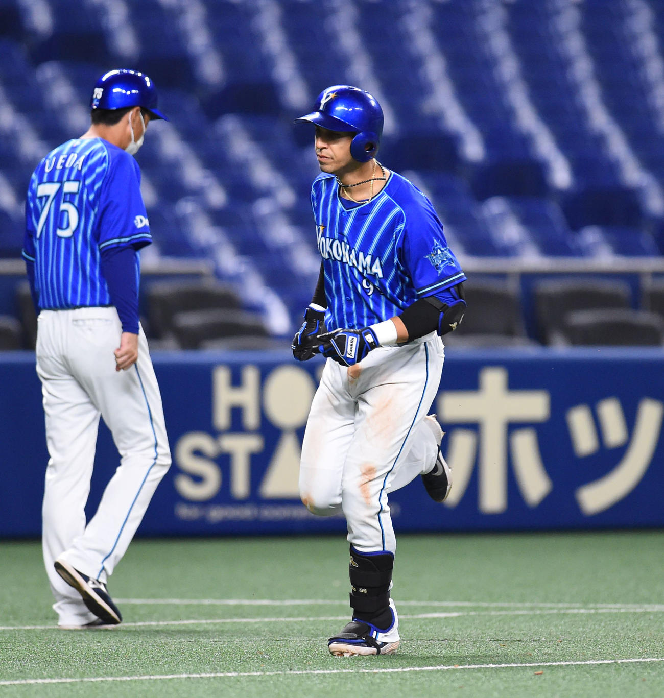 プロ野球練習試合　中日対DeNA　6回表DeNA1死、左越え本塁打を放ち三塁を回るネフタリ・ソト（右）（撮影・森本幸一）