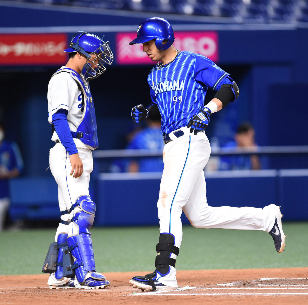 プロ野球練習試合　中日対DeNA　6回表DeNA1死、左越え本塁打を放ち生還するネフタリ・ソト（右）（撮影・森本幸一）
