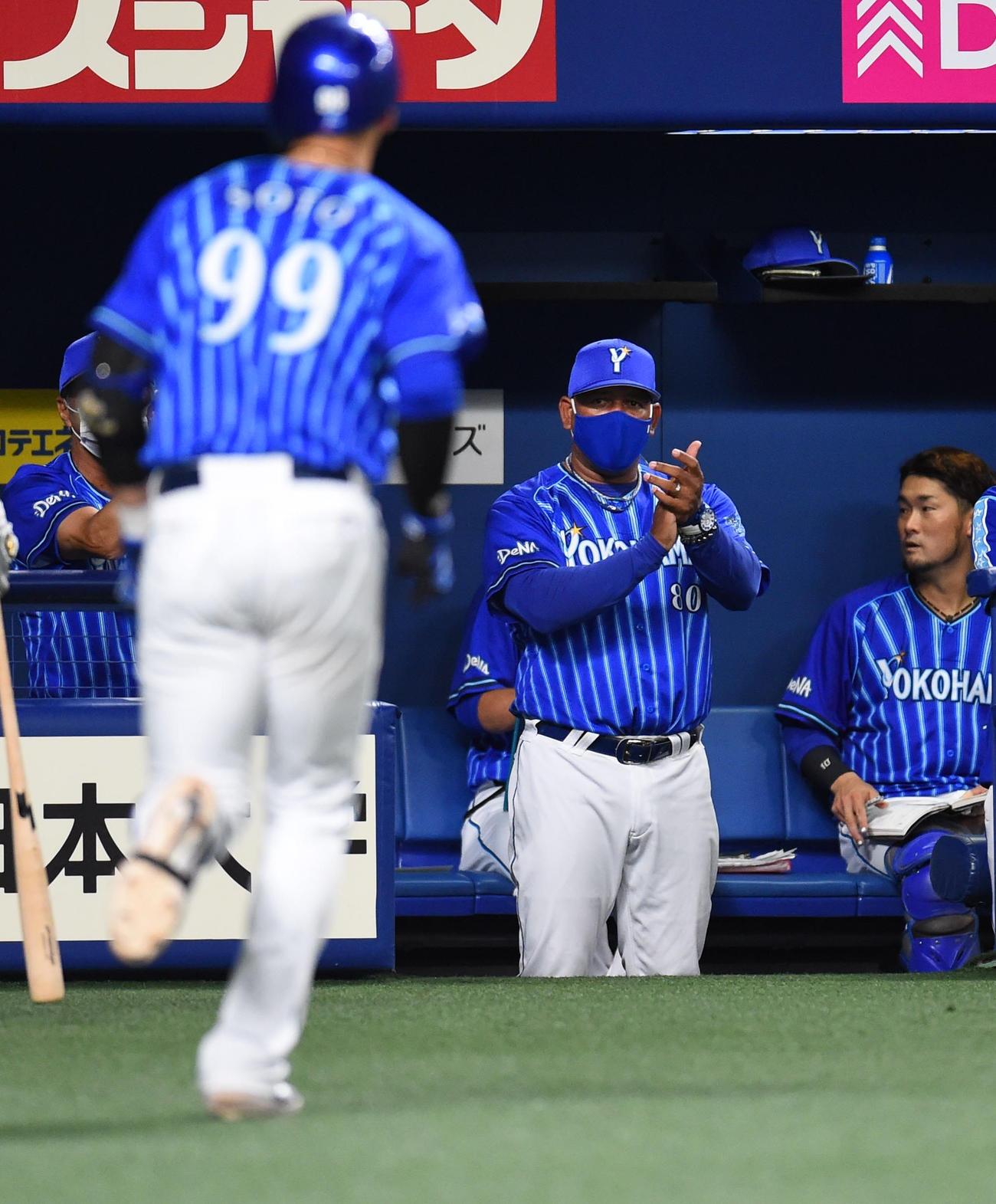 プロ野球練習試合　中日対DeNA　6回表DeNA1死、左越え本塁打を放ったネフタリ・ソトを迎えるアレックス・ラミレス監督（撮影・森本幸一）