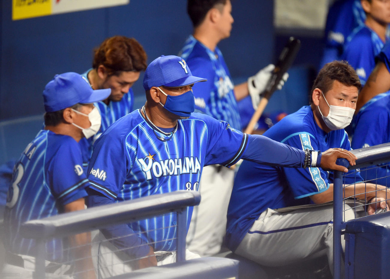 プロ野球練習試合　中日対DeNA　1回表、ベンチで試合を見つめるアレックス・ラミレス監督（撮影・森本幸一）