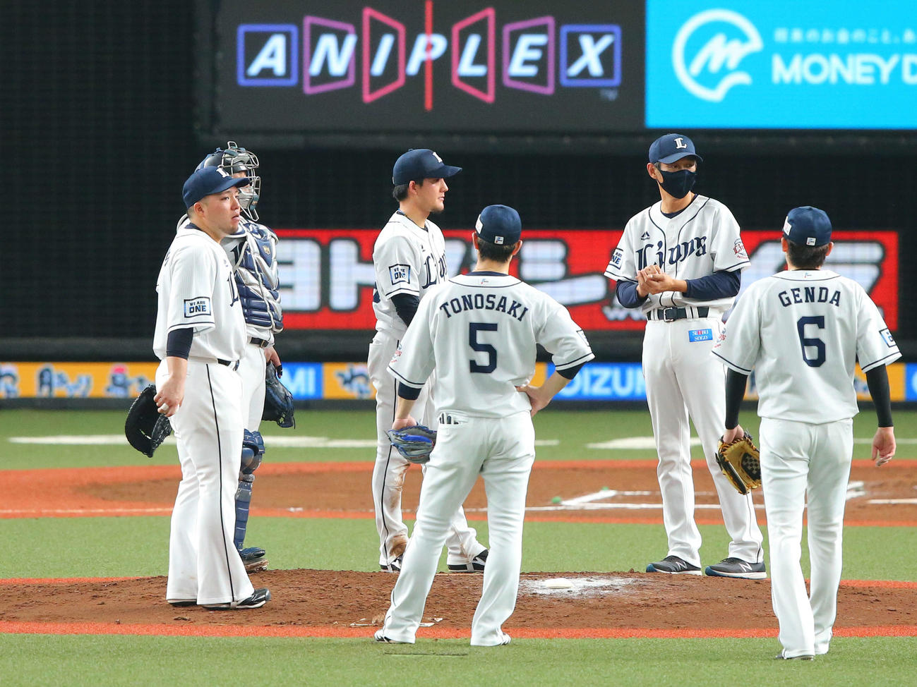 西武対ロッテ　6回表ロッテ1死一、二塁、投手交代で与座（中央）の元に集まるナインら（撮影・河田真司）
