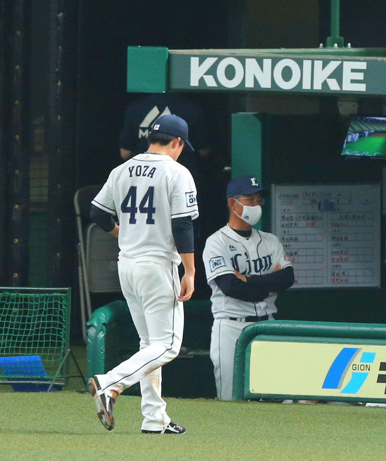 西武対ロッテ　6回表ロッテ1死一、二塁、浜屋と投手交代しベンチへ下がる与座。右は辻監督（撮影・河田真司）　　