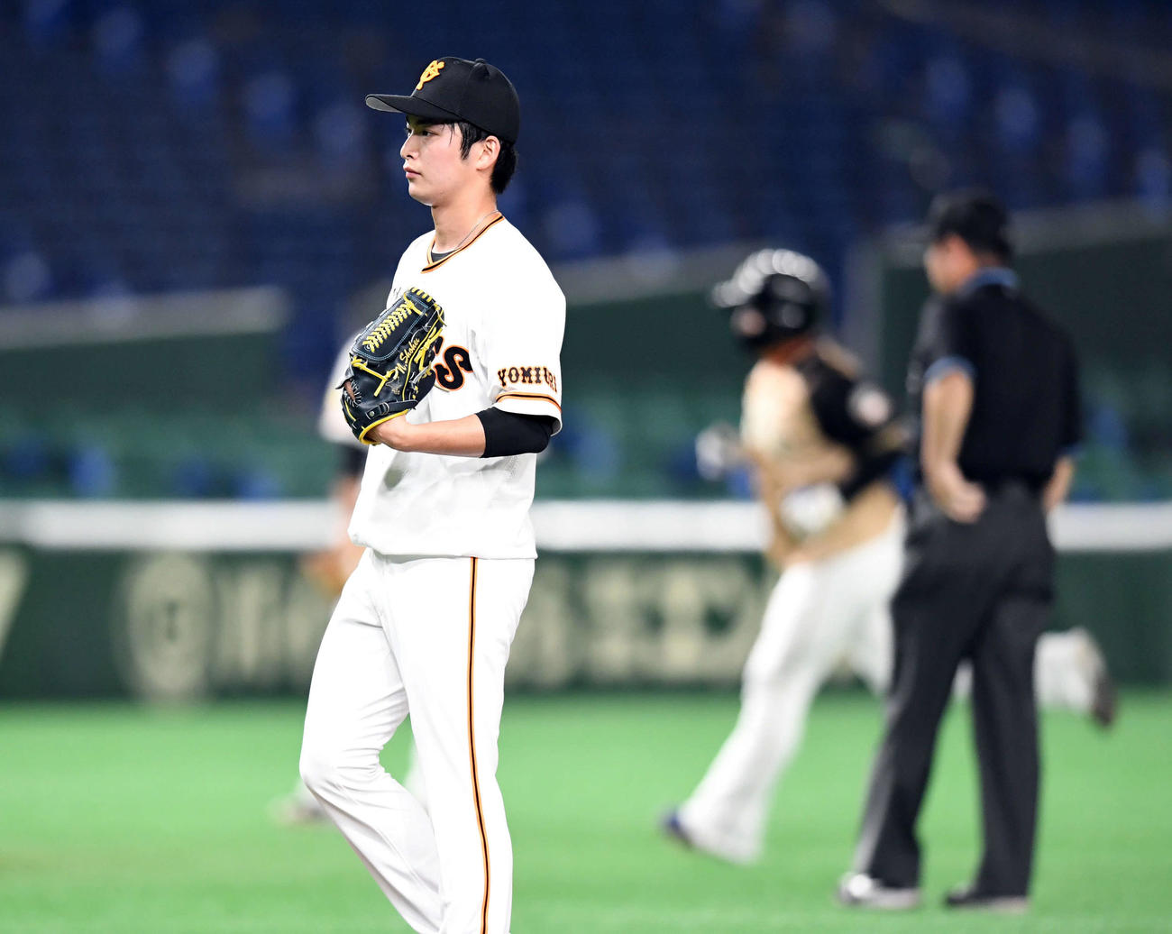 巨人対日本ハム　6回表日本ハム1死二塁、横尾に2点本塁打を浴びる沼田（撮影・たえ見朱実）