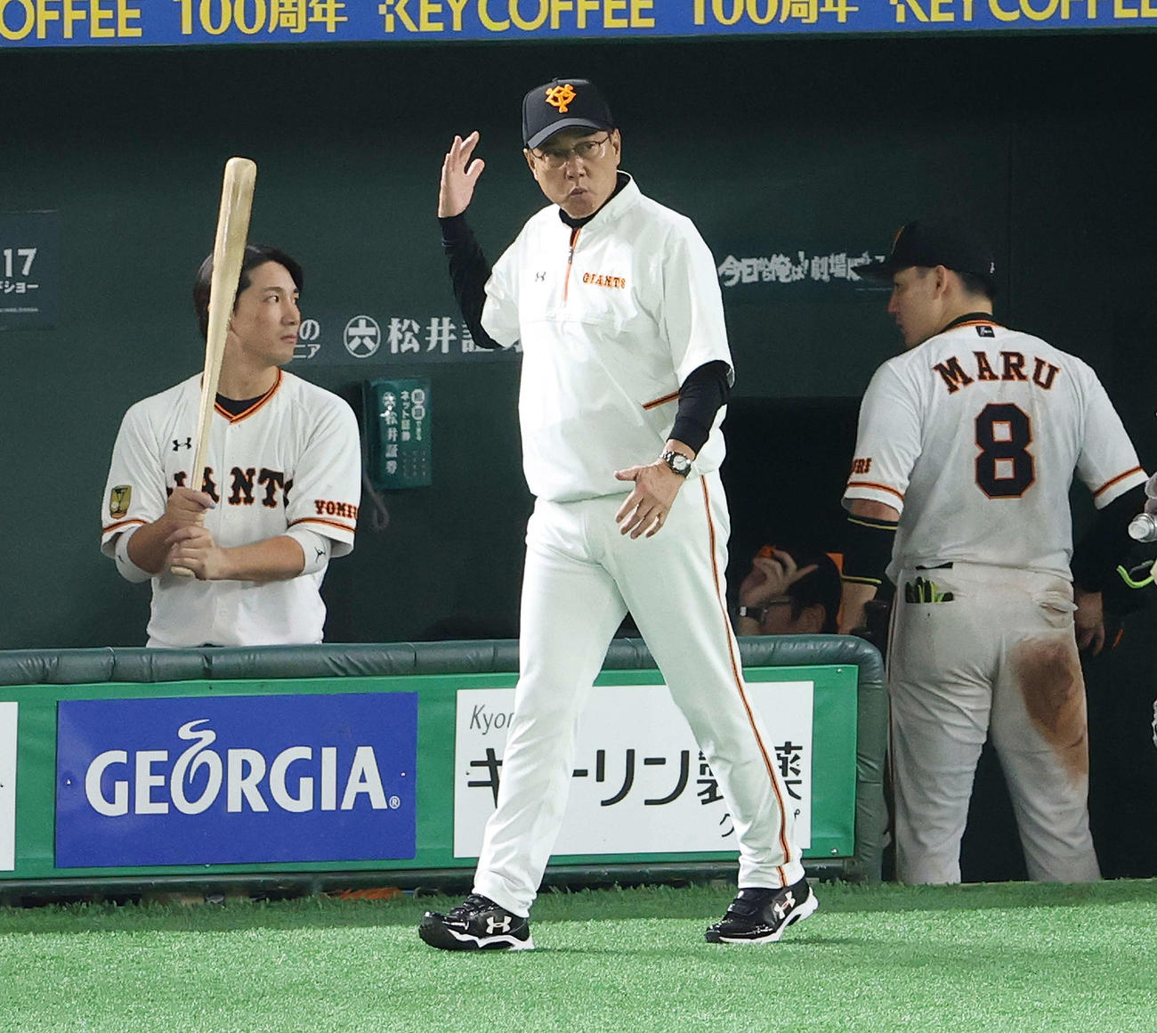 巨人対日本ハム　試合後のインタビューへ向かう巨人原監督（中央）（撮影・江口和貴）