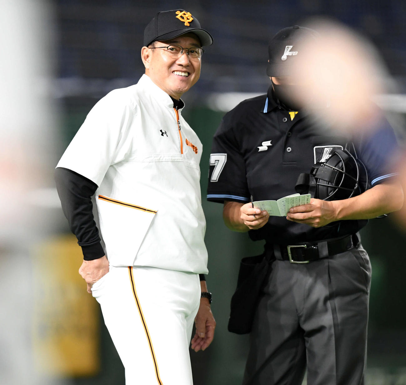 巨人対日本ハム　選手交代で笑顔を見せる巨人原監督（撮影・たえ見朱実）