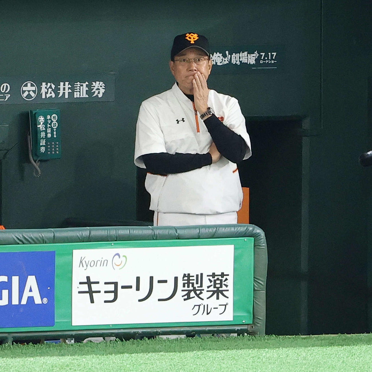 巨人対日本ハム　5回裏、口元に手をやりベンチで厳しい表情の巨人原監督（撮影・江口和貴）
