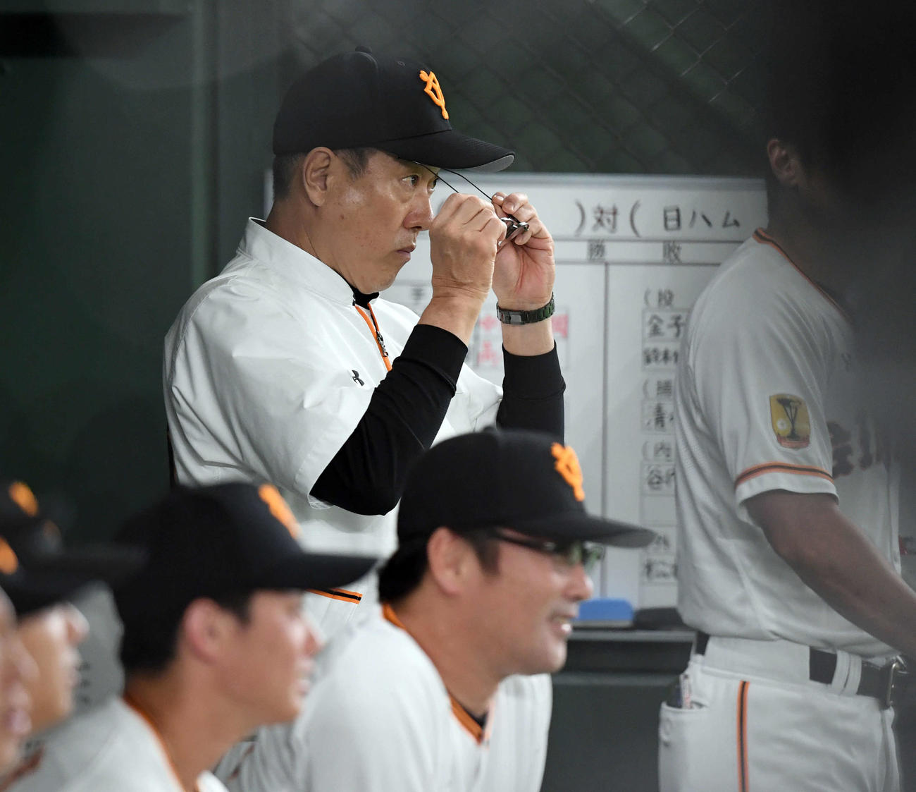 巨人対日本ハム　ベンチで眼鏡をかけ直す巨人原監督（撮影・たえ見朱実）