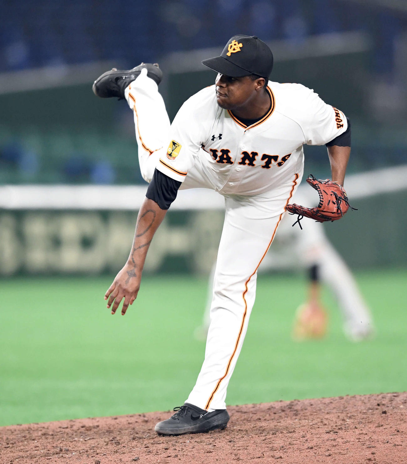 巨人対日本ハム　8回からマウンドに上がった巨人デラロサ（撮影・たえ見朱実）