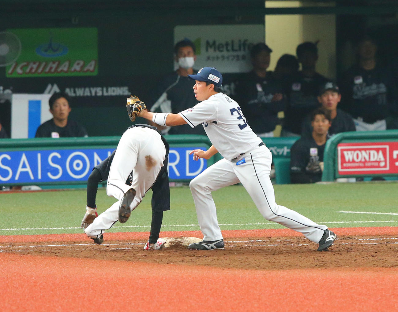 西武対ロッテ　8回表ロッテ1死一塁、宮川のけん制球で帰塁する和田。一塁手呉（撮影・河田真司）