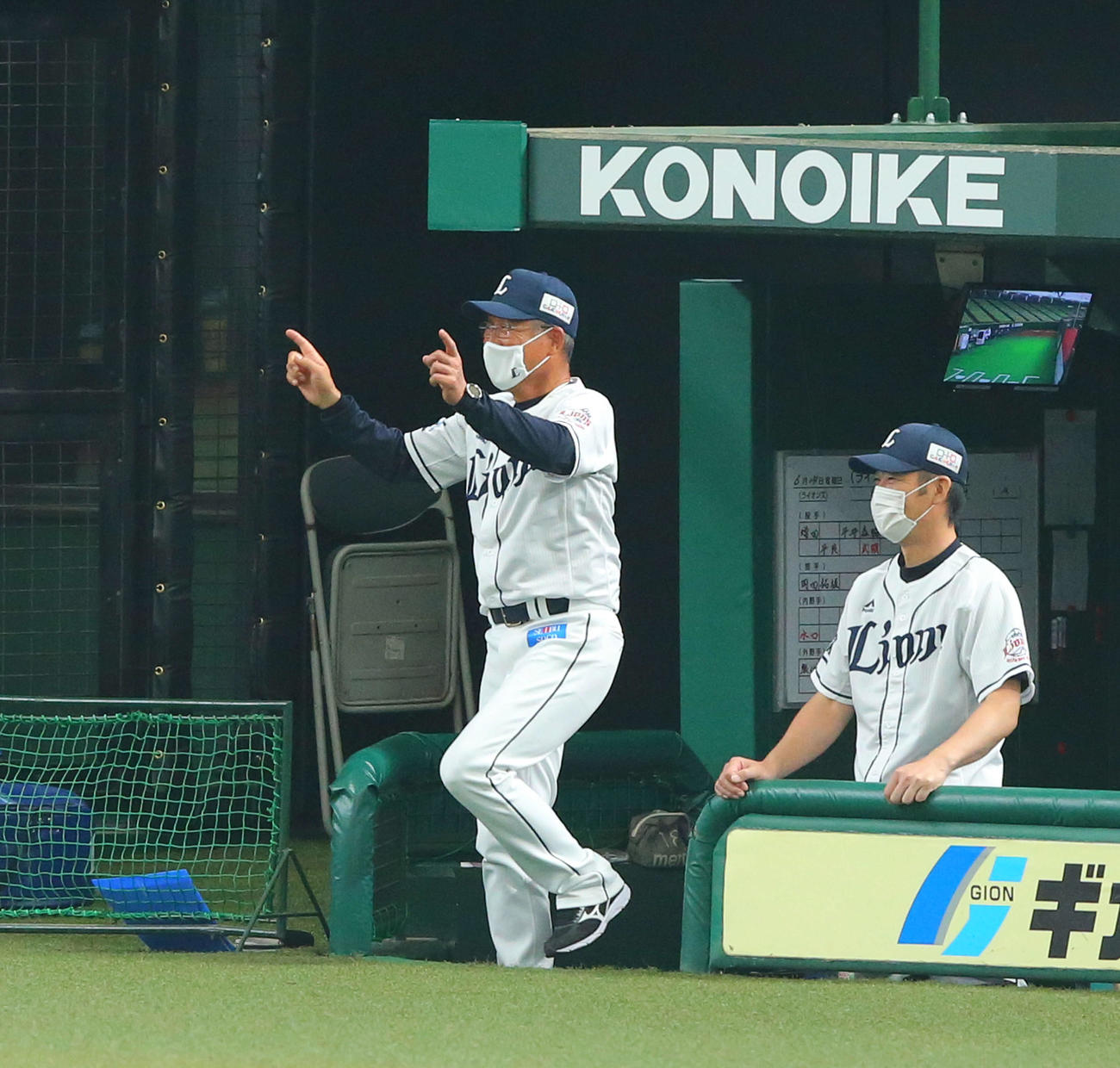 西武対ロッテ　8回表ロッテ1死一塁、宮川のけん制球で帰塁する和田に対しリクエストする辻監督（撮影・河田真司）