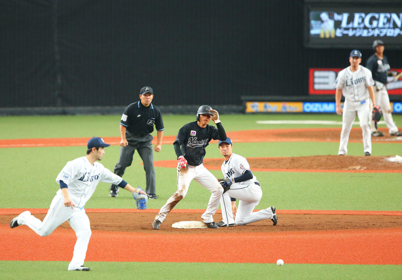 西武対ロッテ　8回表ロッテ1死一塁、和田は盗塁に成功し、森の悪送球が二塁を越える（撮影・河田真司）