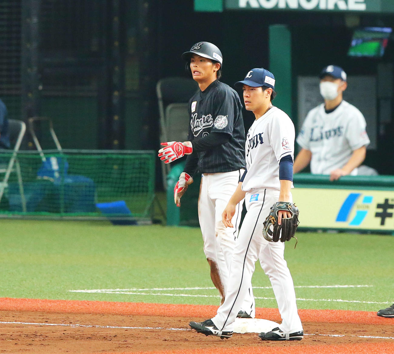 西武対ロッテ　8回表ロッテ1死一塁、森の悪送球で三塁まで進塁した和田（撮影・河田真司）