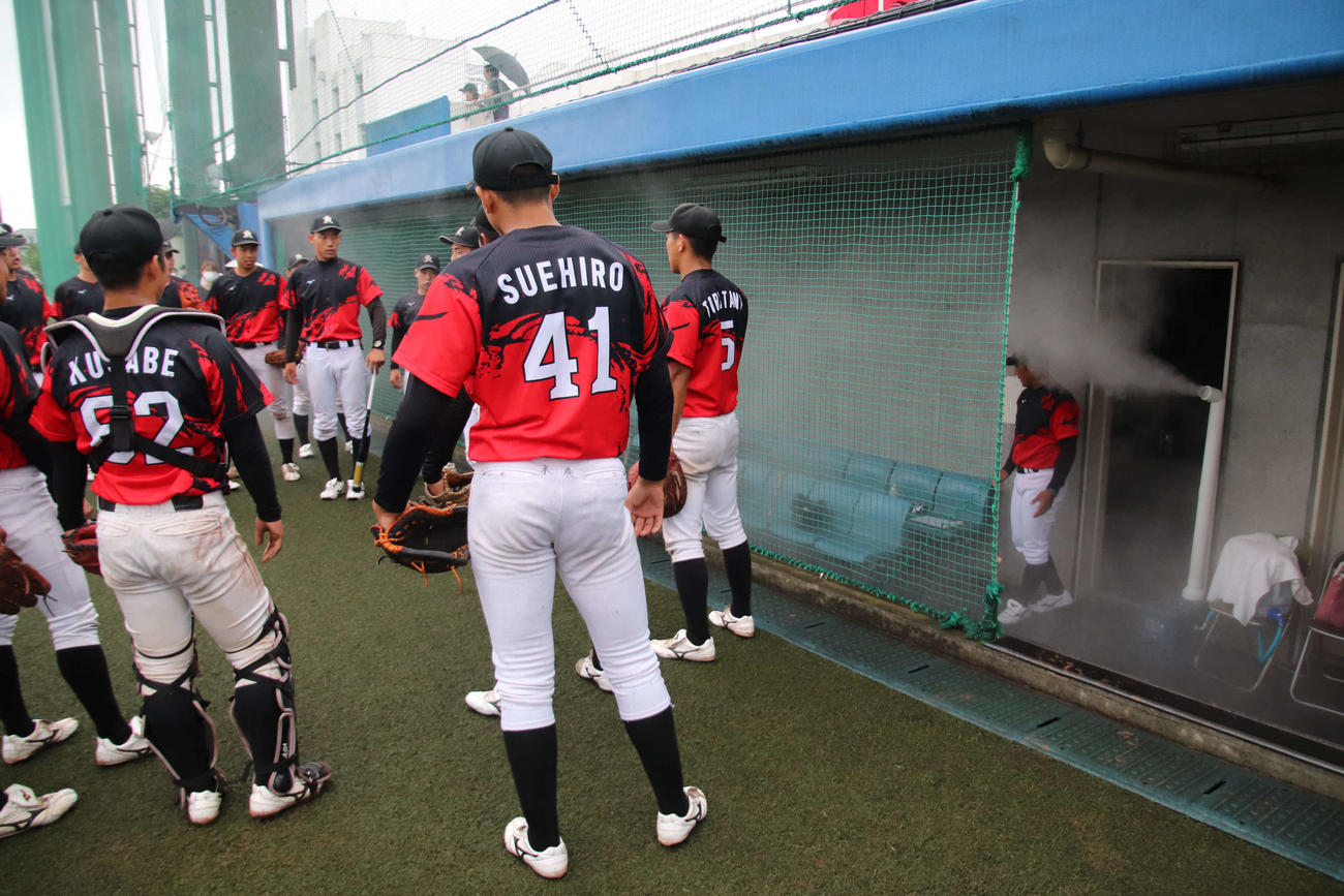亜大対NTT東　試合中、常時、次亜塩素酸が噴射されるベンチ（撮影・保坂淑子）