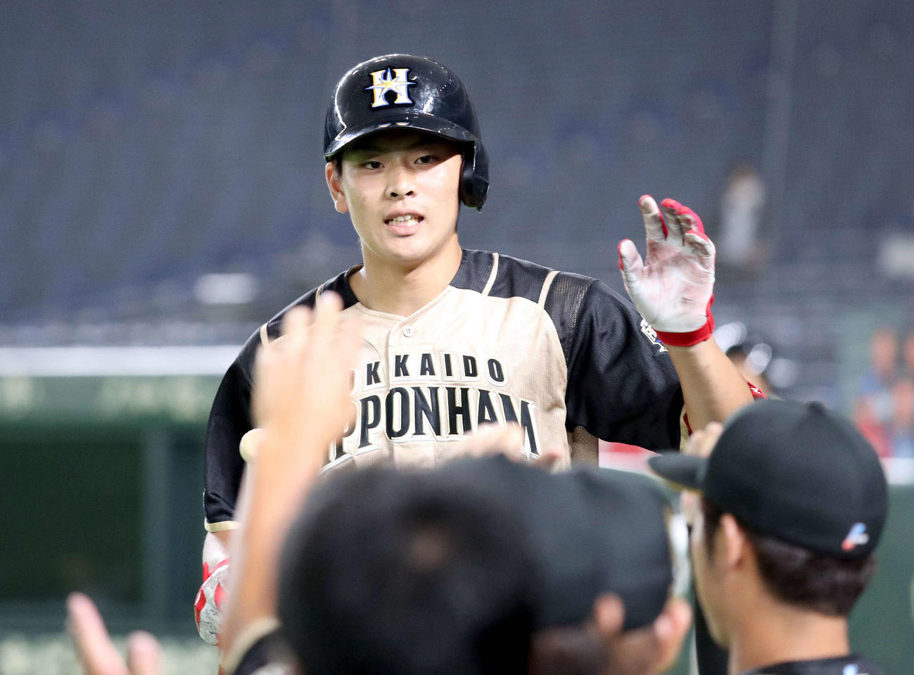 巨人対日本ハム　6回表日本ハム1死、野村はソロ本塁打を放ちチームメートに出迎えられる（撮影・佐藤翔太）